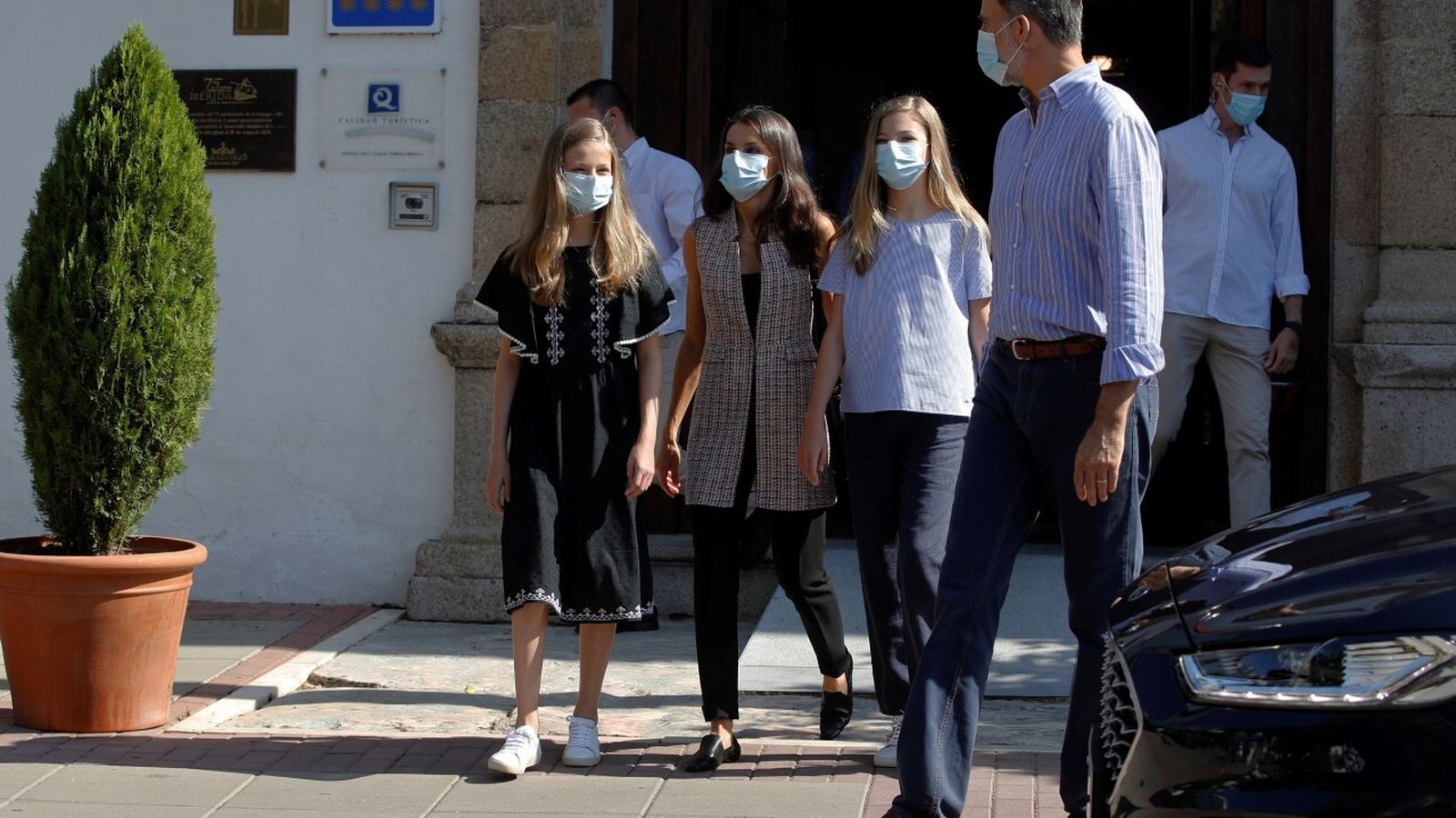 La familia a la salida del parador en la mañana del jueves