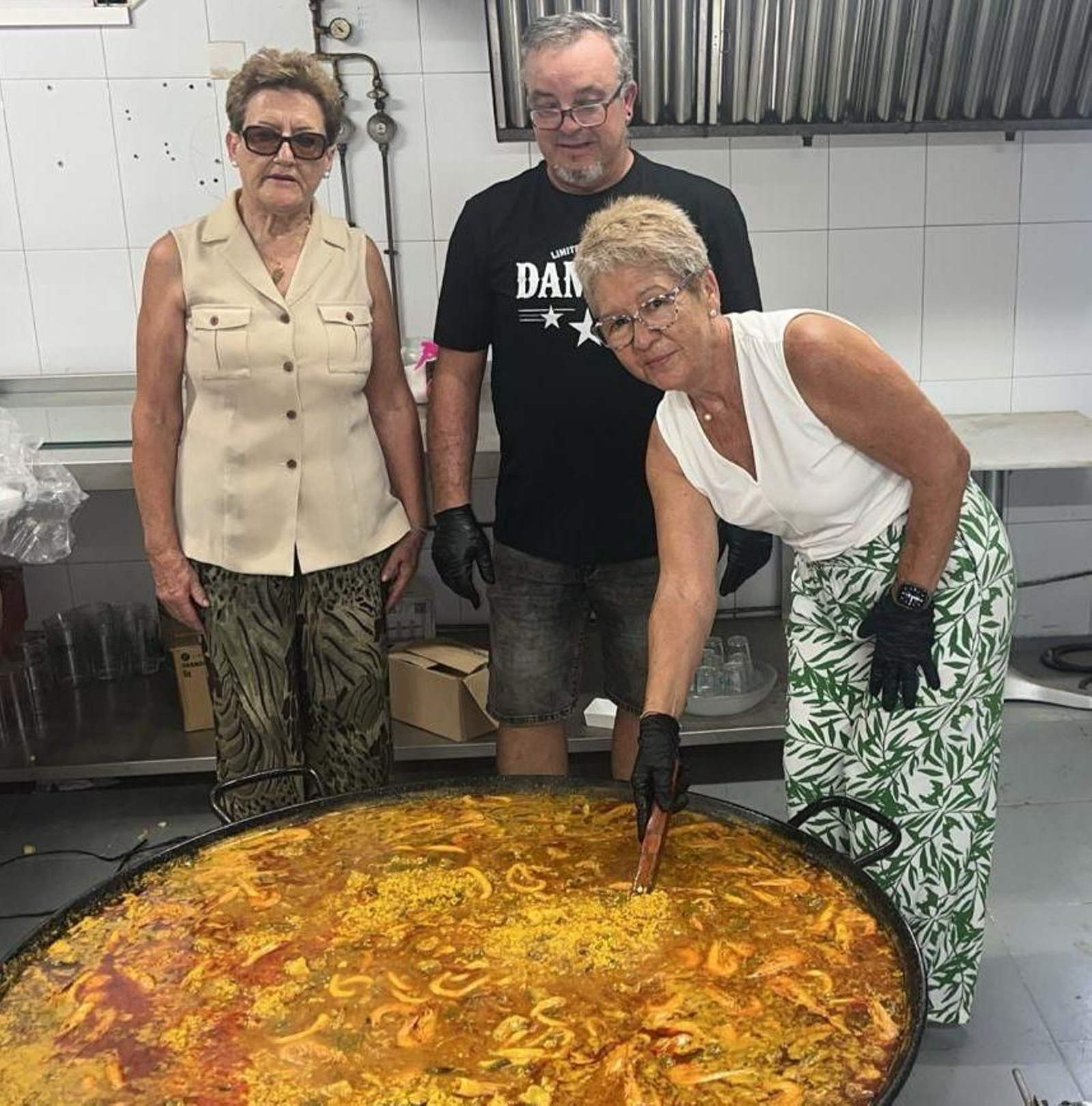 Parte de la dirección del Centro José Bueno junto a la paella solidaria.