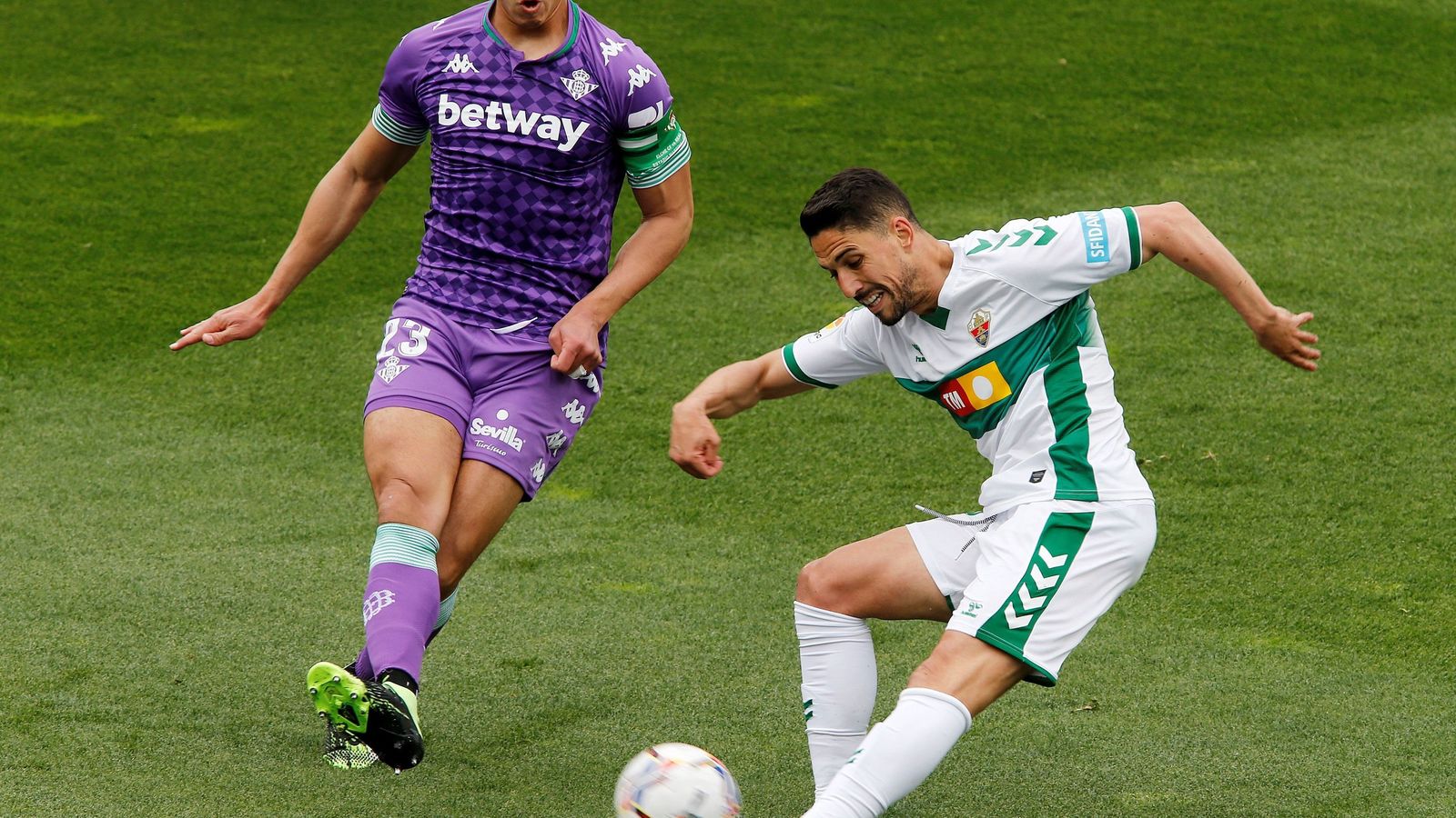 Mandi trata de tapar el centro de Fidel.