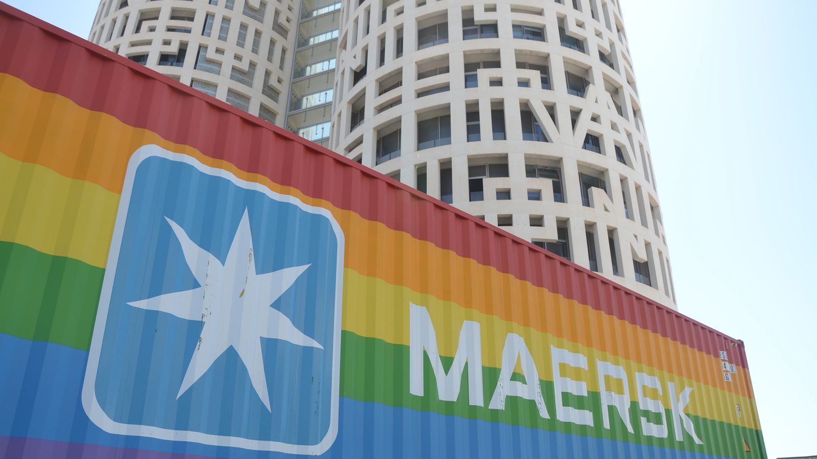 Contenedor de Maersk con los colores de la bandera LGTB
