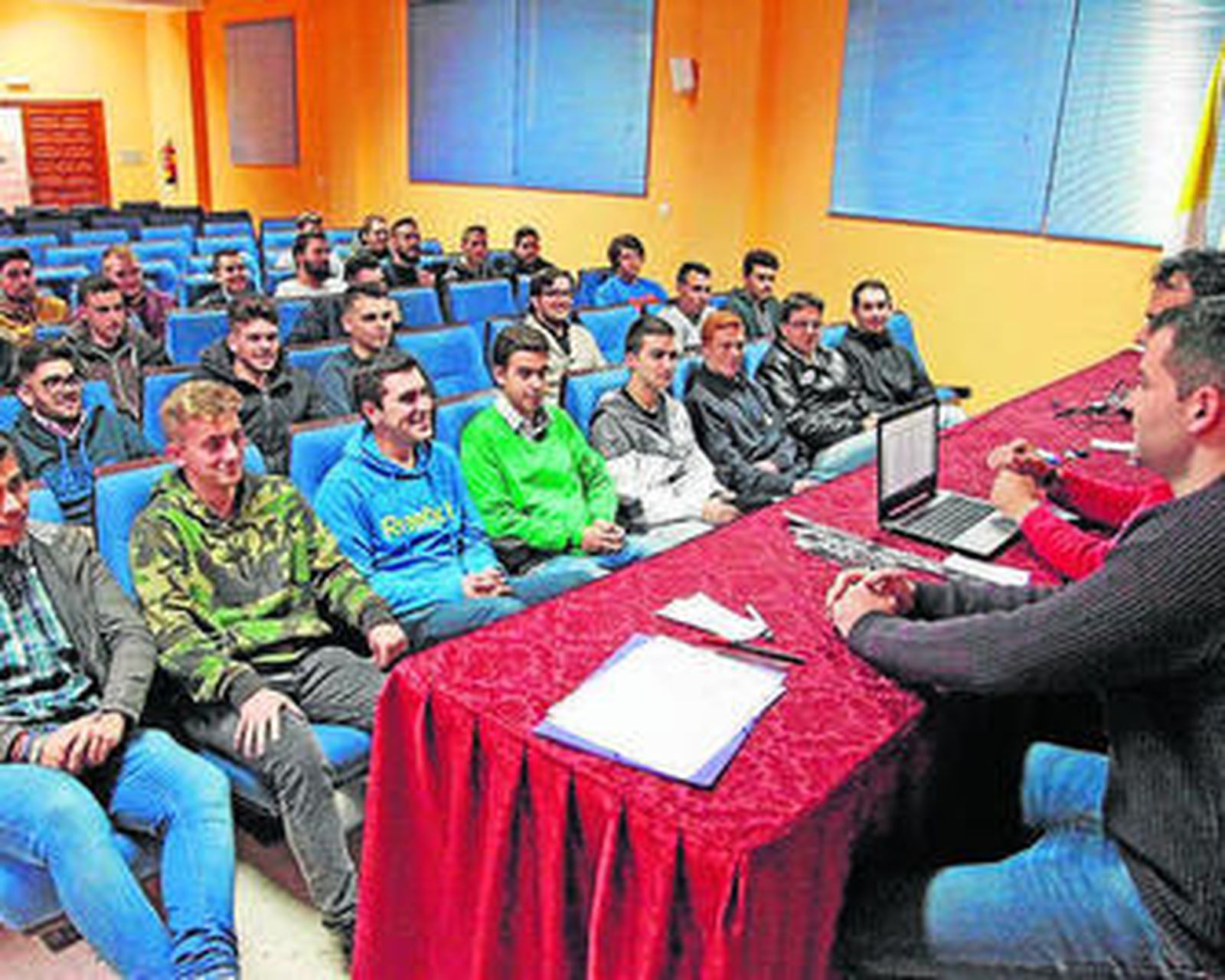 Imagen de la última reunión entre los acólitos.