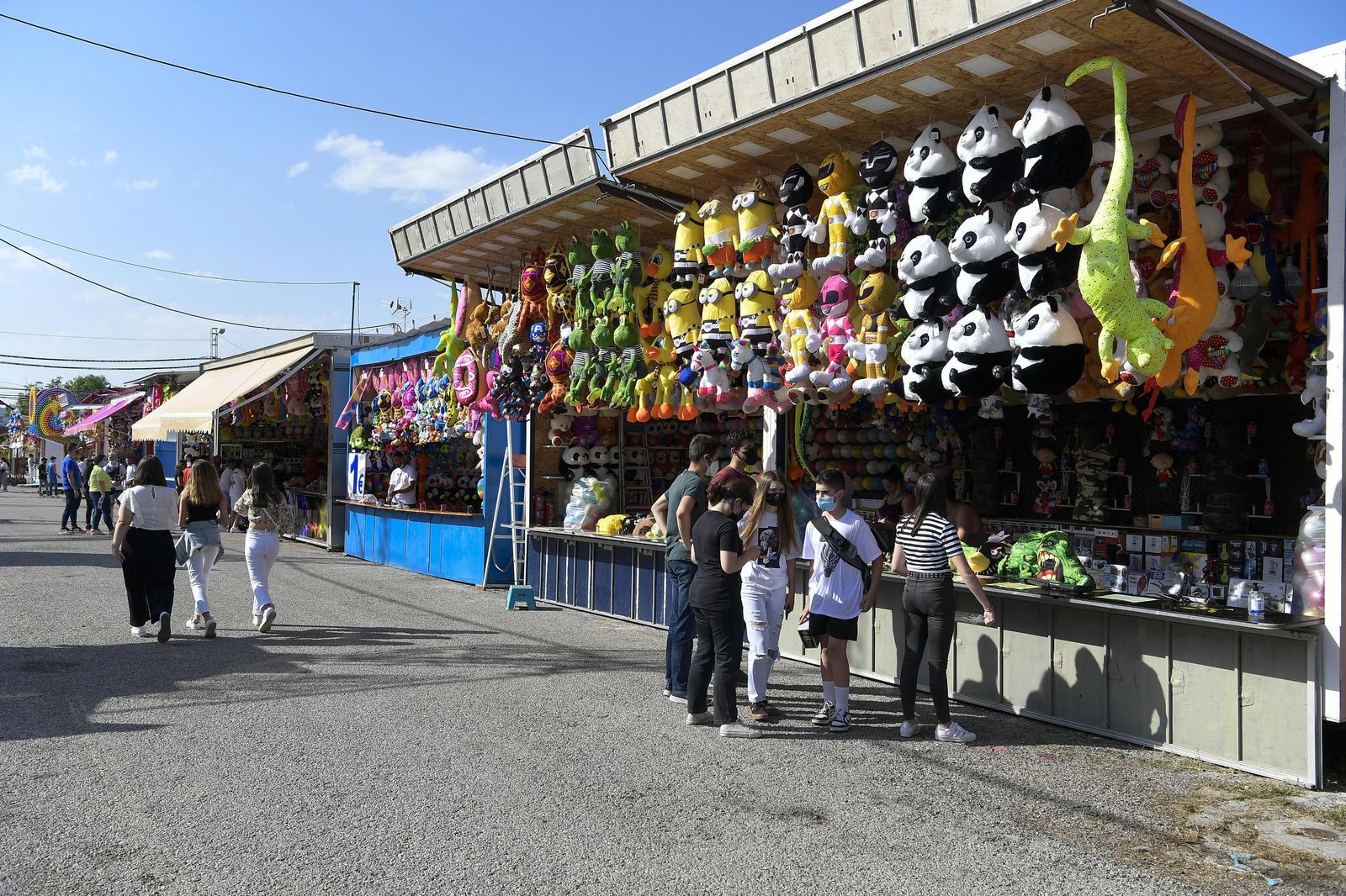 Atracciones de feria, columpios, niños y vida en el Corpus 2021