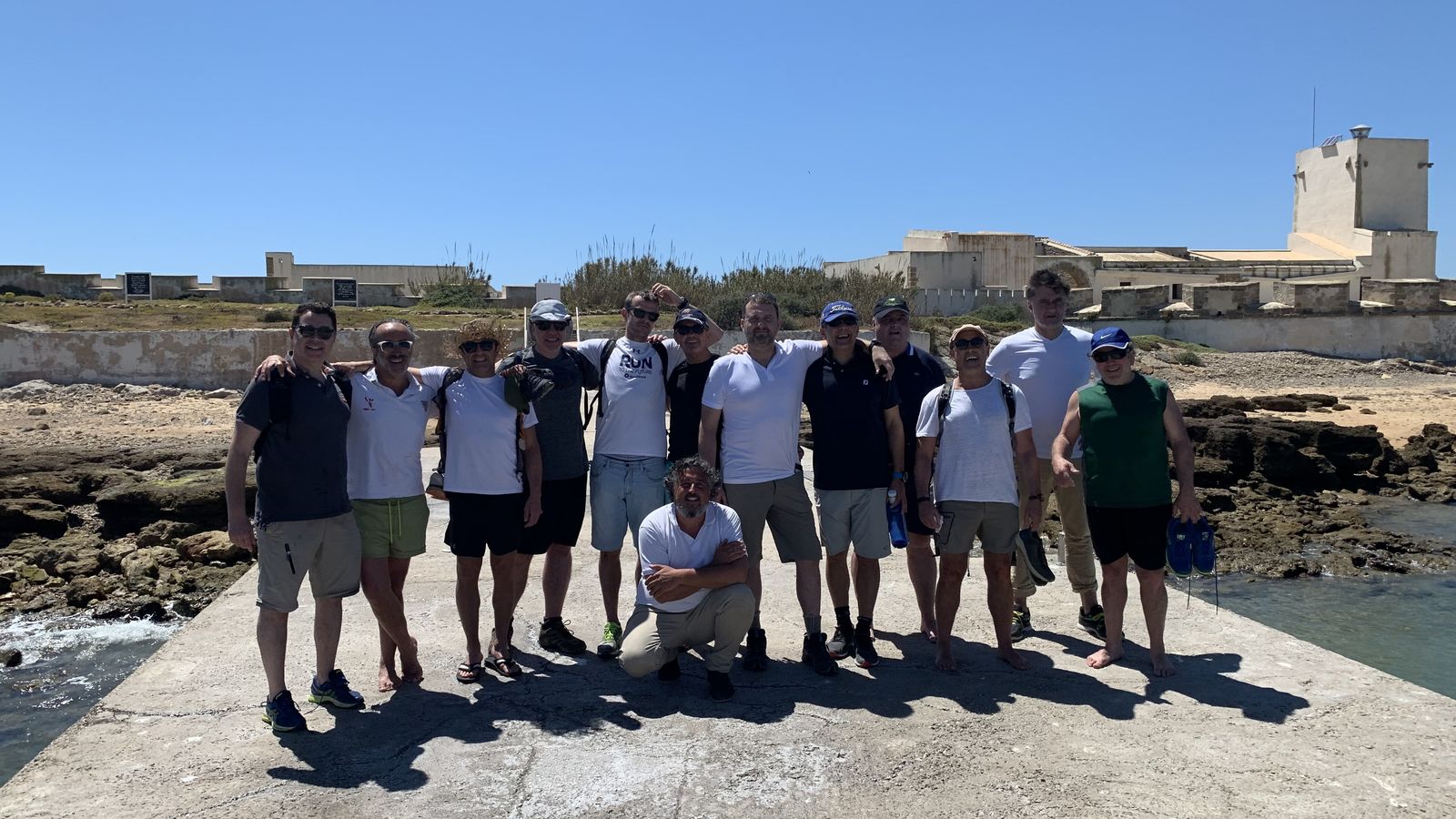 Llegada del grupo de peregrinos al castillo de Sancti Petri.