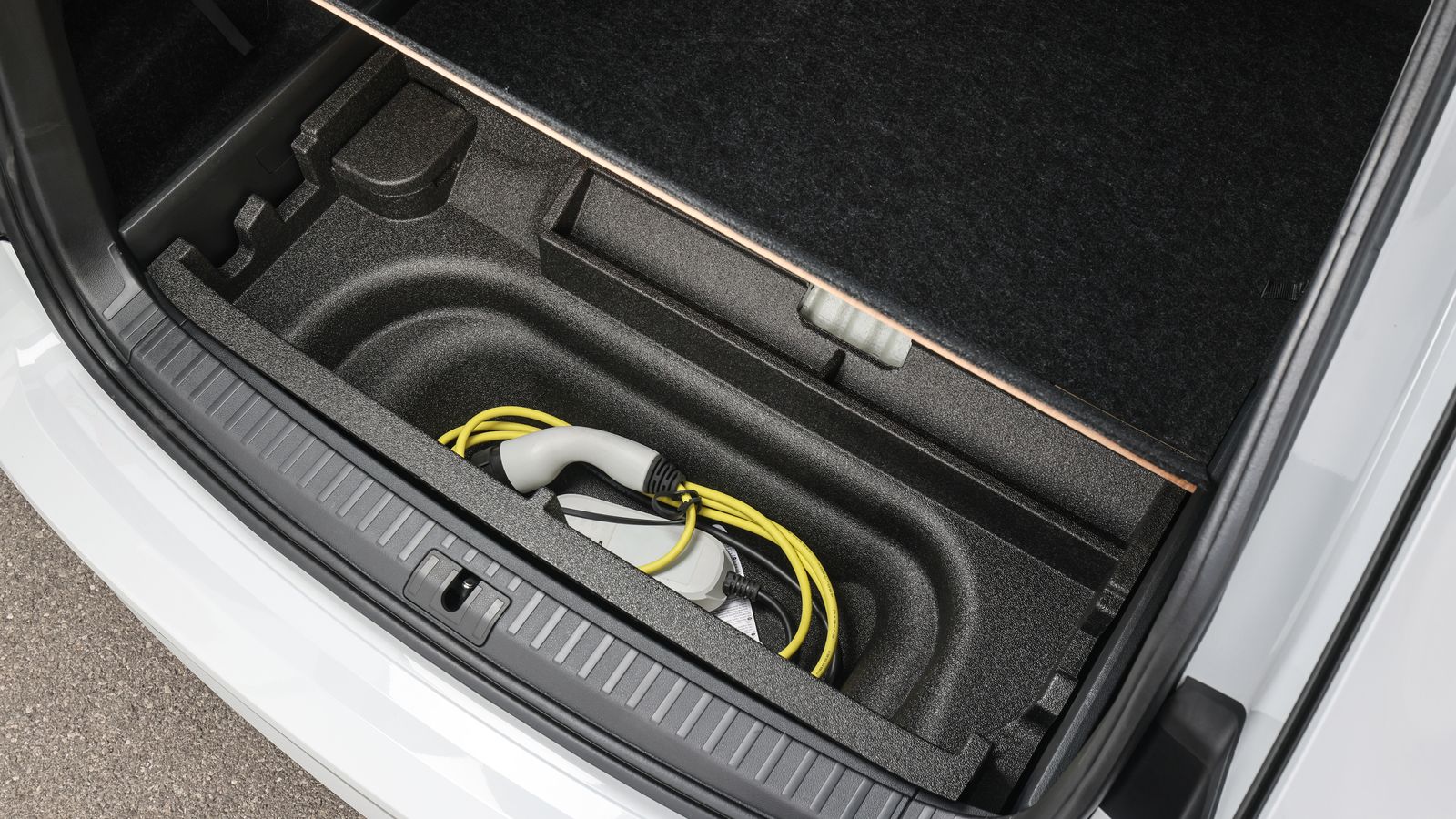 Para los cables, estos Octavia iV cuentan con un hueco específico bajo el piso. Skoda proporciona en todos los coches tanto el cable Mennekes como el de carga doméstica.