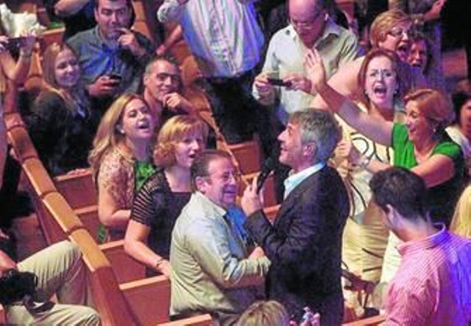 Los fans del cantante enloquecieron cuando Sergio Dalma se paseó por el patio de butacas.