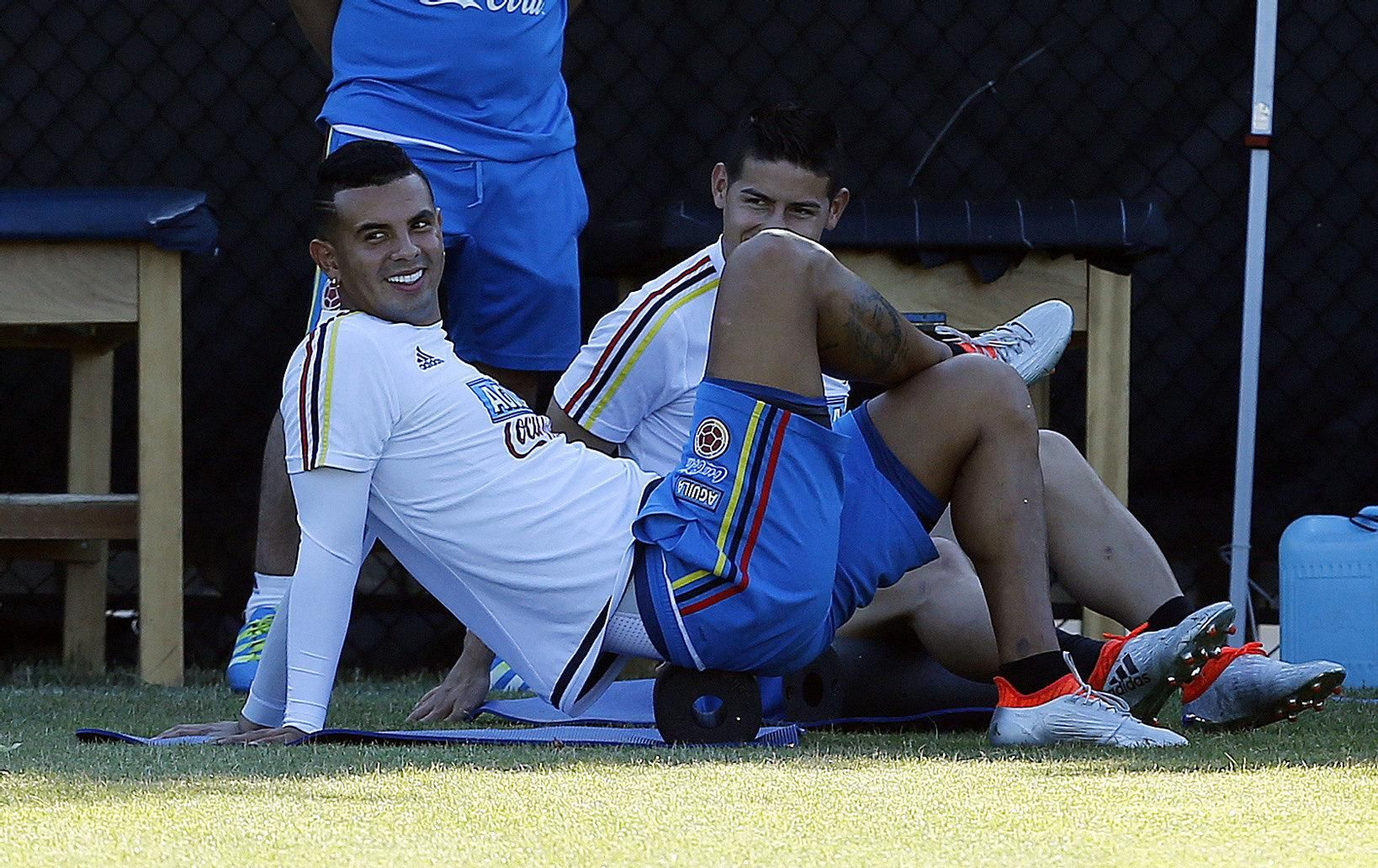 Cardona, con James, en un entrenamiento de Colombia.