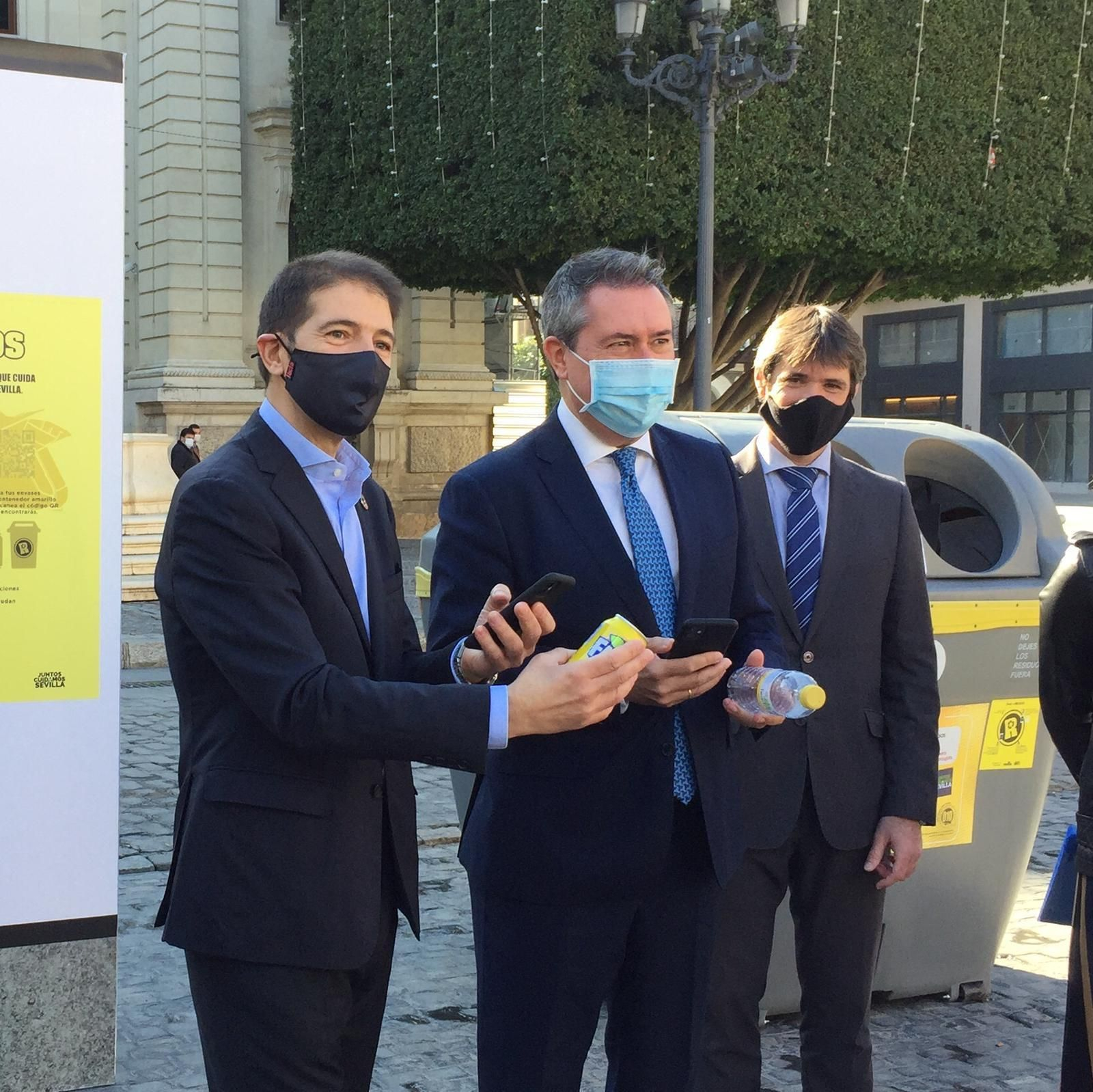 El consejero delegado de Ecoembes, Óscar Martín y el alcalde de Sevilla, Juan Espadas en la presentación de 'Reciclos'.
