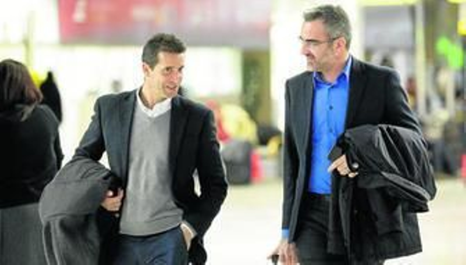 El director deportivo, Eduardo Maciá, dialoga con Juan Merino en uno de los últimos viajes del equipo bético.