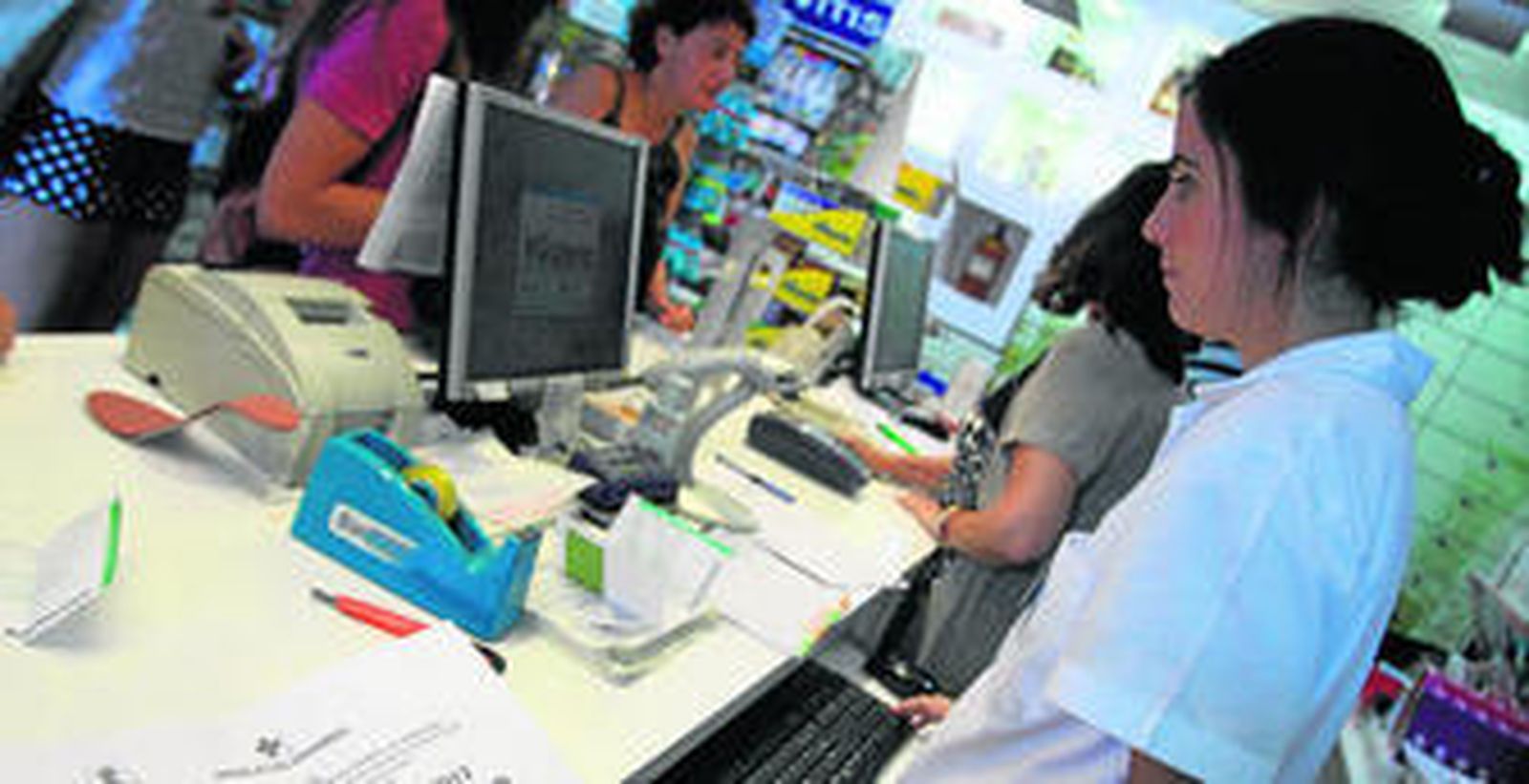 Profesionales de una farmacia malagueña.