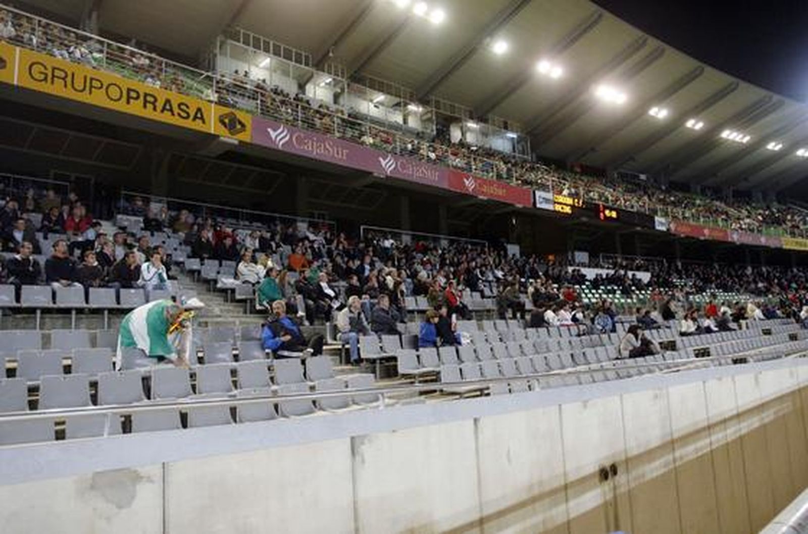 El Córdoba encarrila la clasificación para octavos de final de la Copa del Rey ante el Racing de Santander. / José Martínez