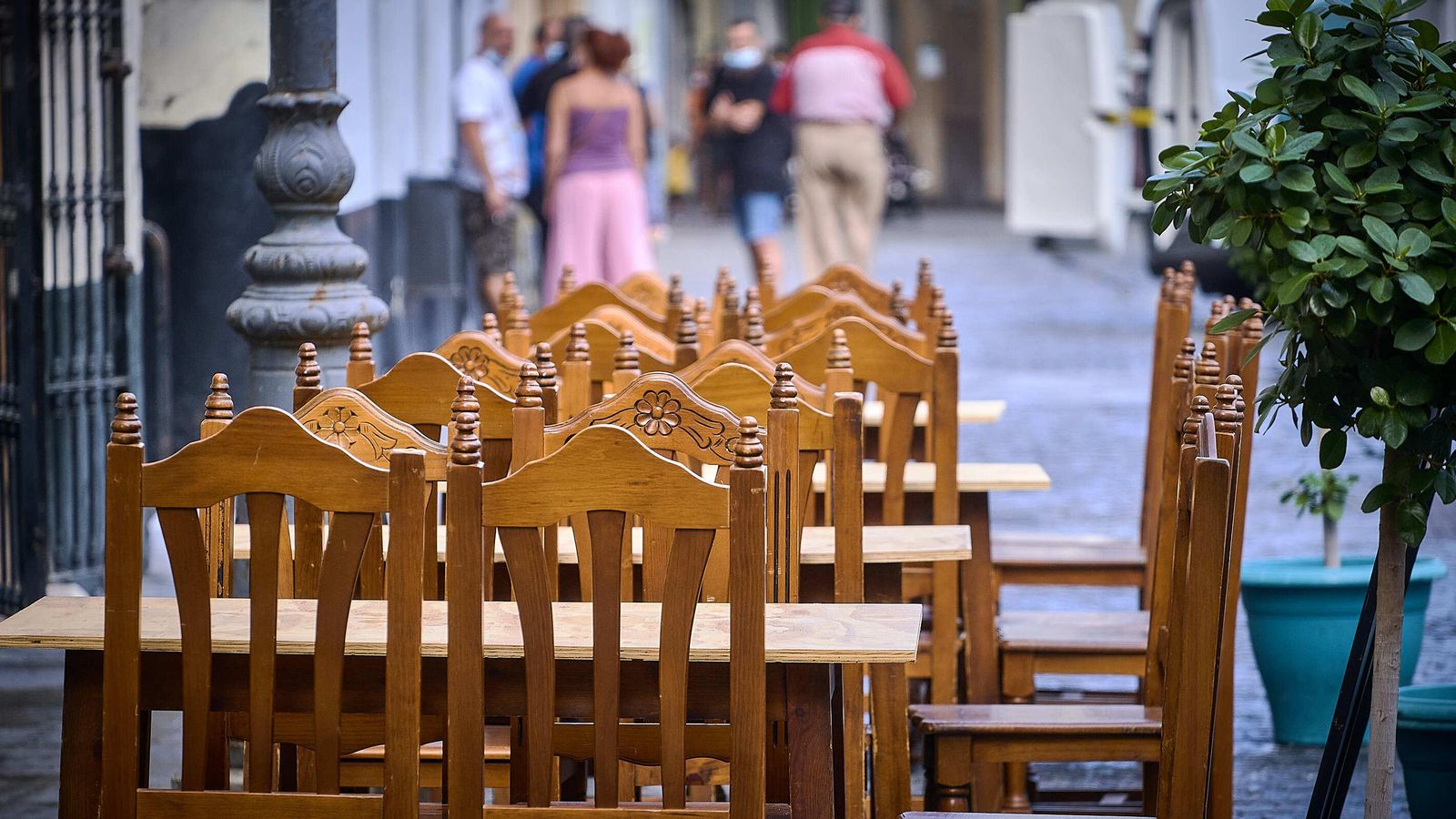 Imagen de la terraza de un establecimiento hotelero de Cádiz totalmente vacía