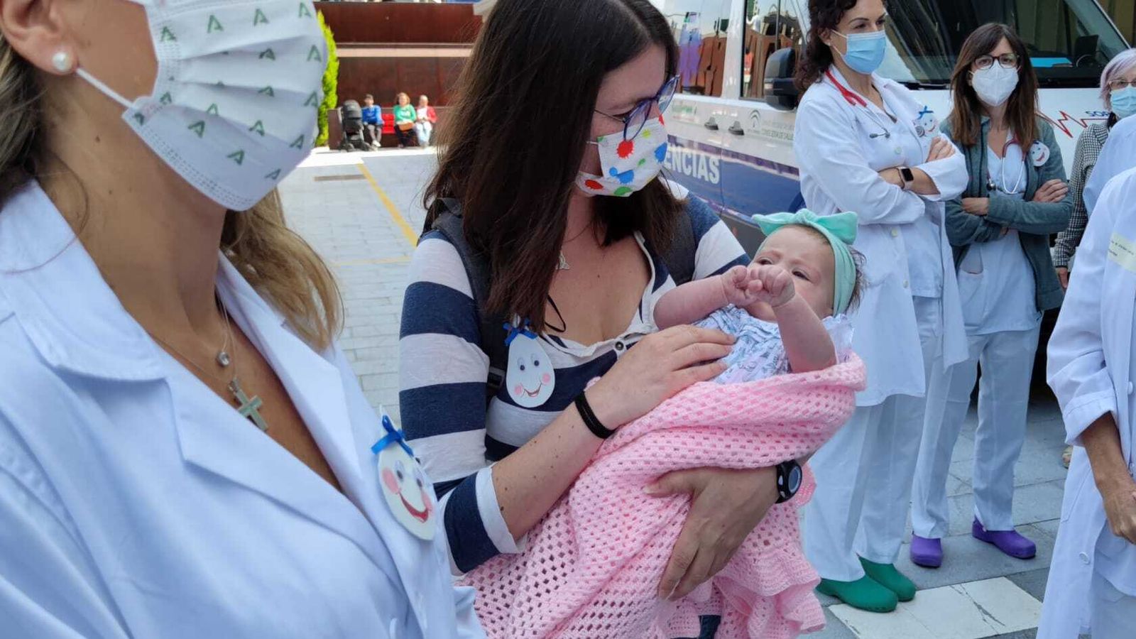 Una mamá donante con su bebé