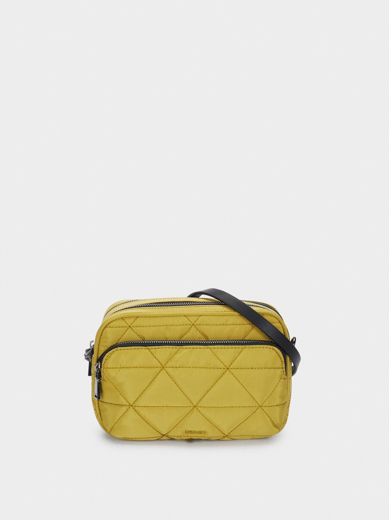 Bolso acolchado de color mostaza de Parfois.