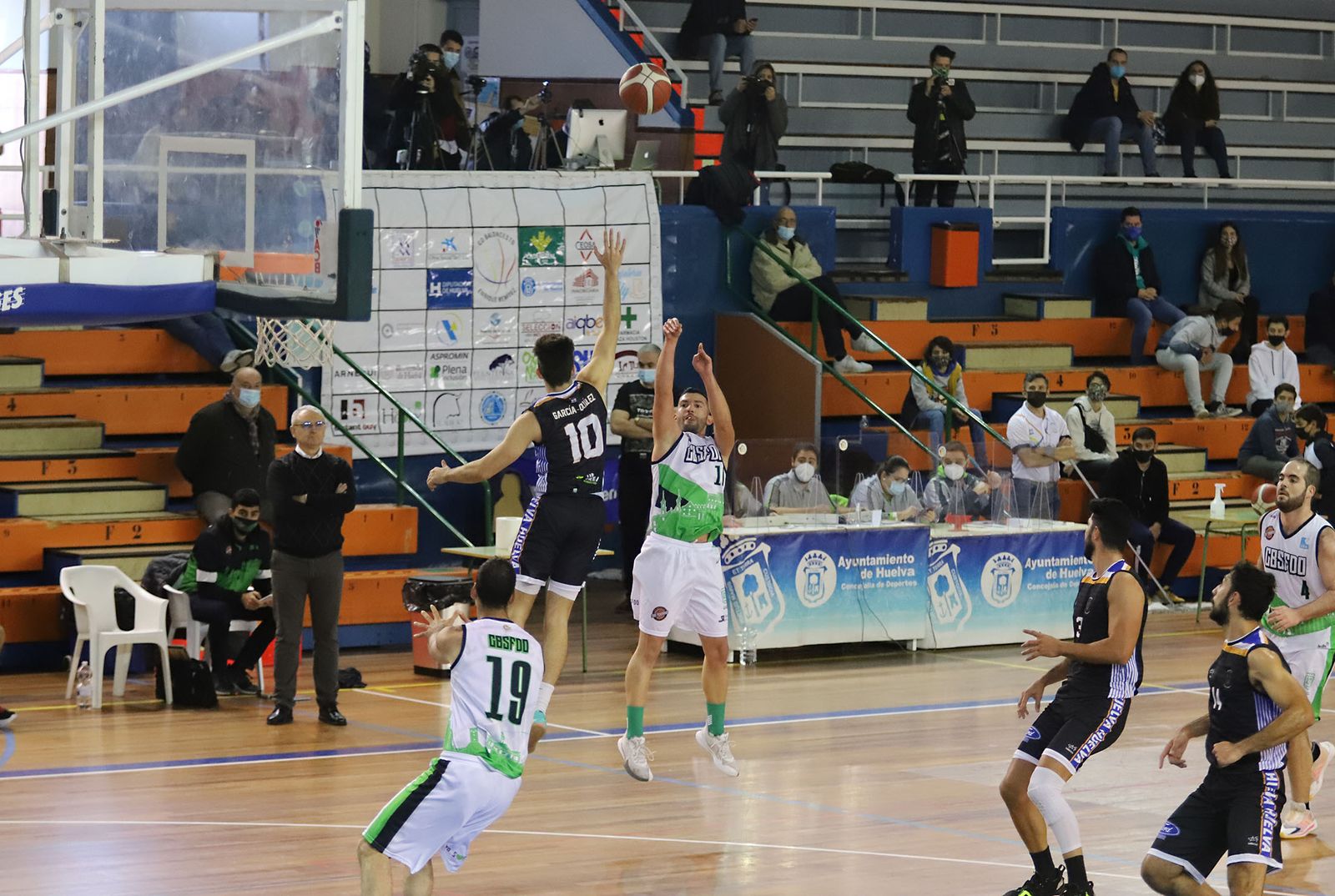 García Quilez intenta taponar un triple del San Fernando.