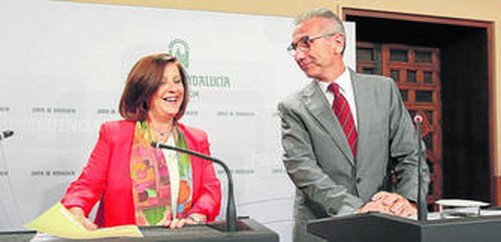 María José Sánchez Rubio y Miguel Ángel Vázquez, portavoz del Gobierno andaluz, ayer en la rueda de prensa posterior al Consejo de Gobierno.