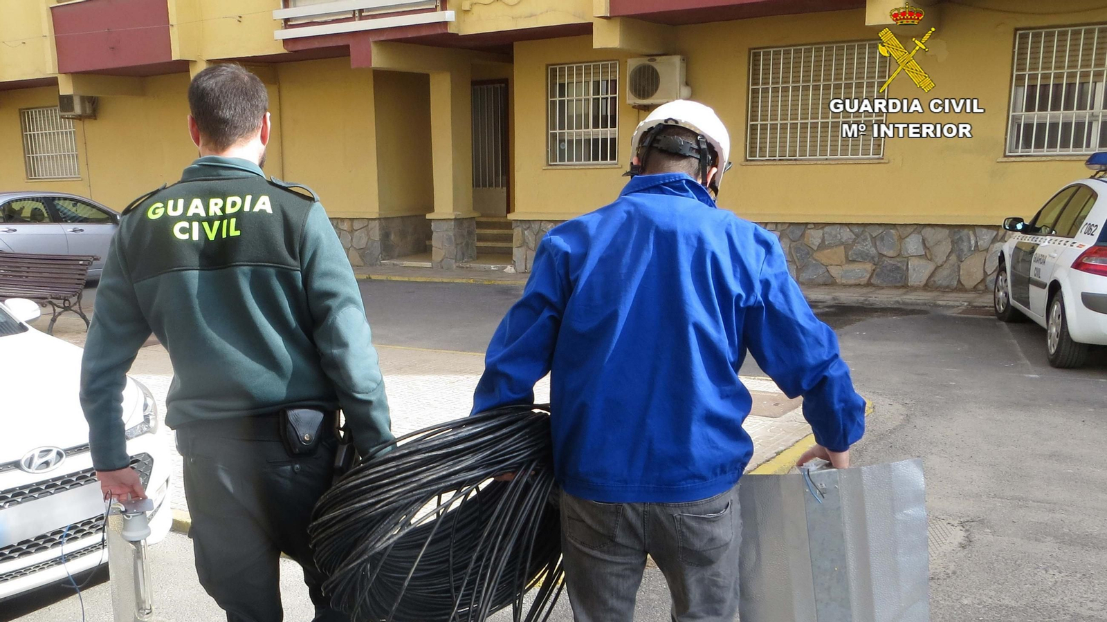 Un operario de Endesa y un agente de la Guardia Civil cortan los enganches | Imagen de archivo
