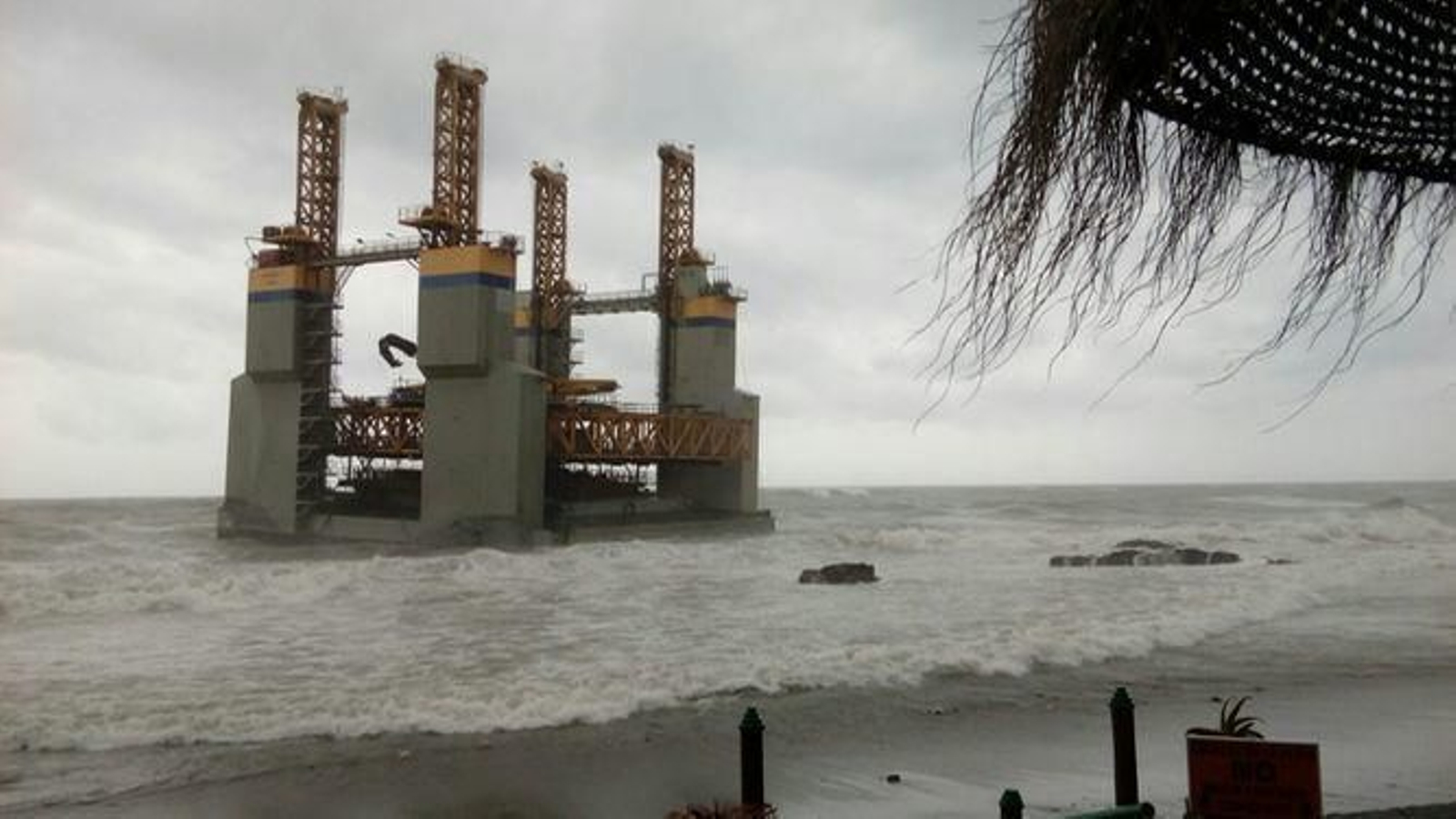 Imagen de la plataforma, varada en la costa de Benalmádena. Imagen de la plataforma, varada en la costa de Benalmádena.