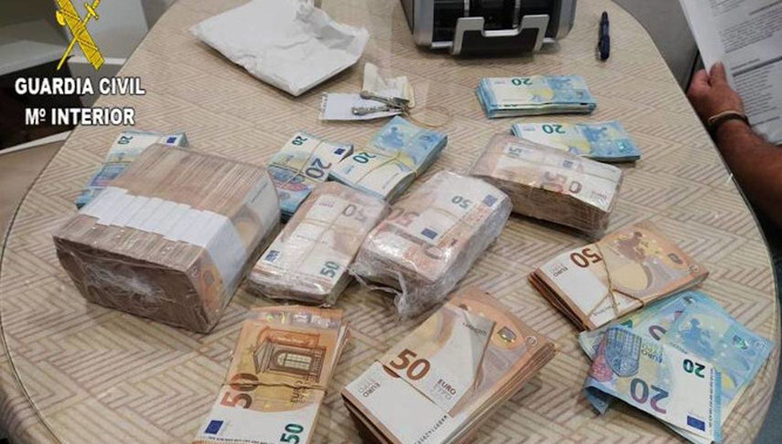 Parte del dinero en efectivo intervenido en uno de los registros.