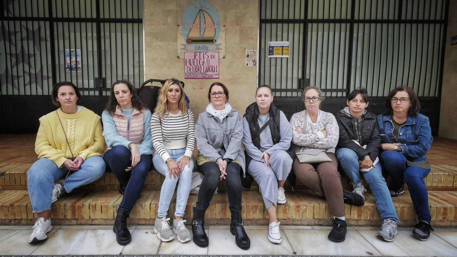 Madres de alumnos con NEAE del colegio Santa Teresa junto a madres del CEIP Josefina Pascual que acudieron para apoyar.