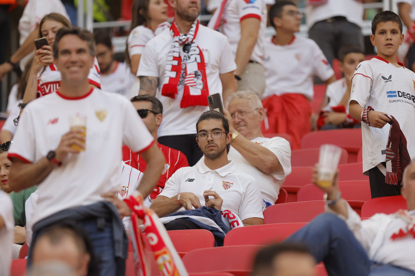 Búscate en las fotos del Sevilla-Roma