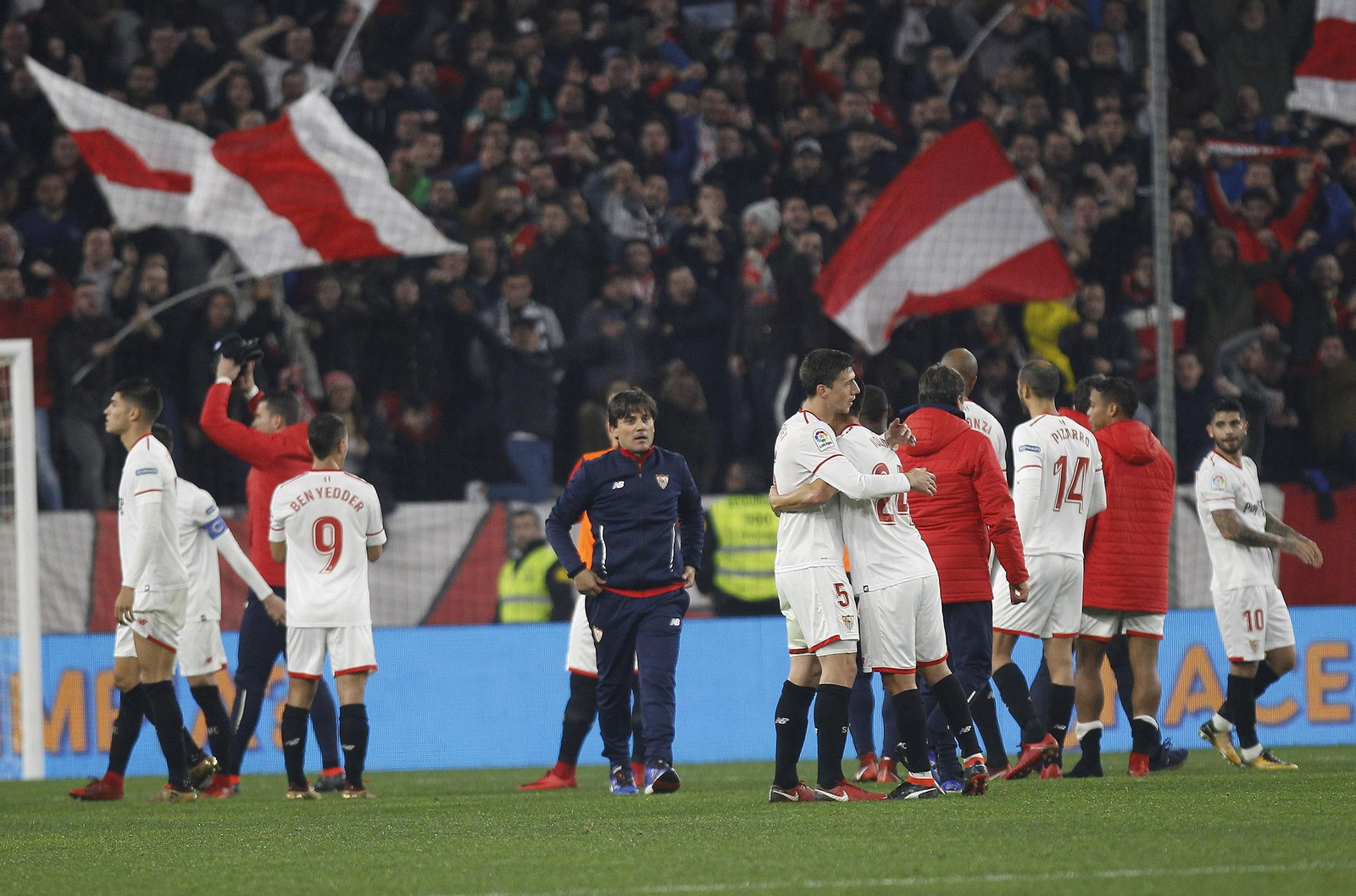 Montella sale al centro del césped a felicitar a sus jugadores, que se abrazan mientras la afición festeja el triunfo sobre el Atlético