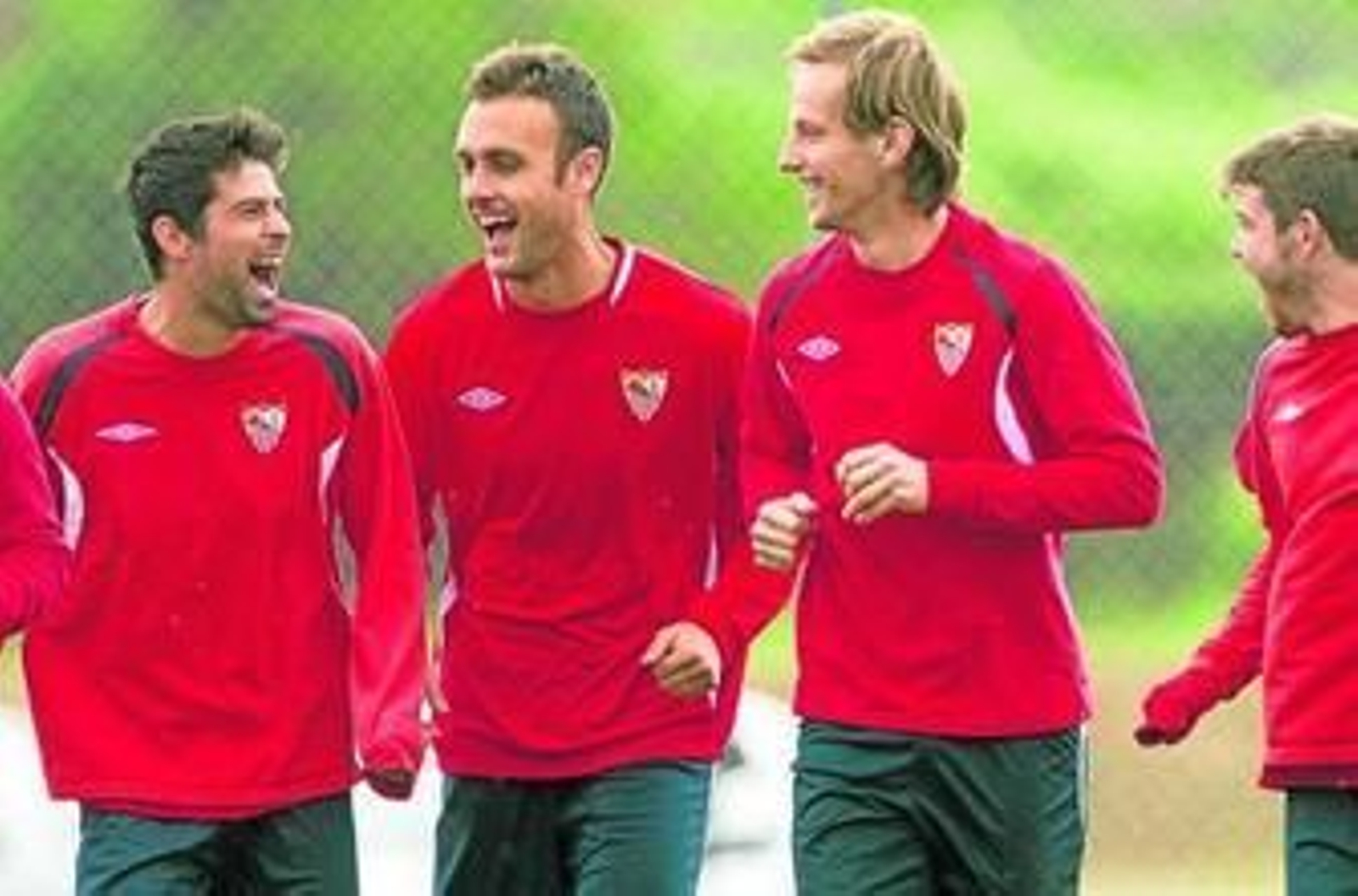 Coke, Cala, Rakitic y Alberto Moreno bromean durante la parte física de la sesión.