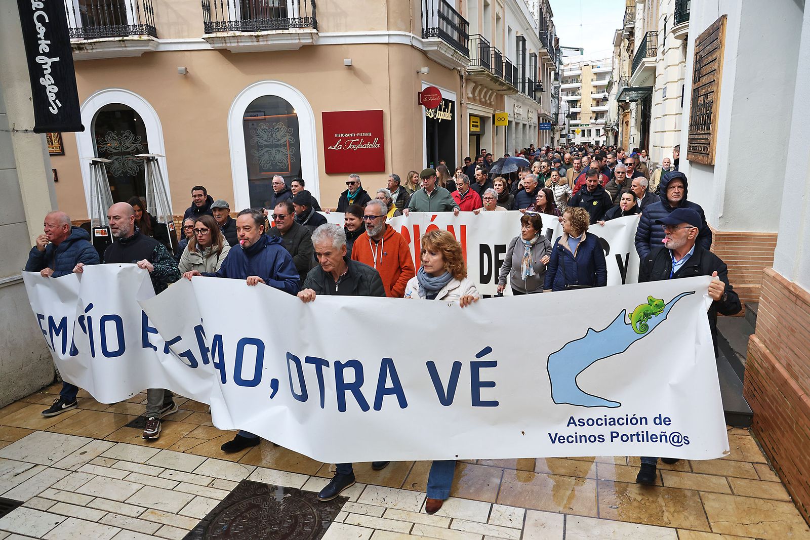 Fotografías de la manifestación en Huelva para exigir la regeneración de las playas