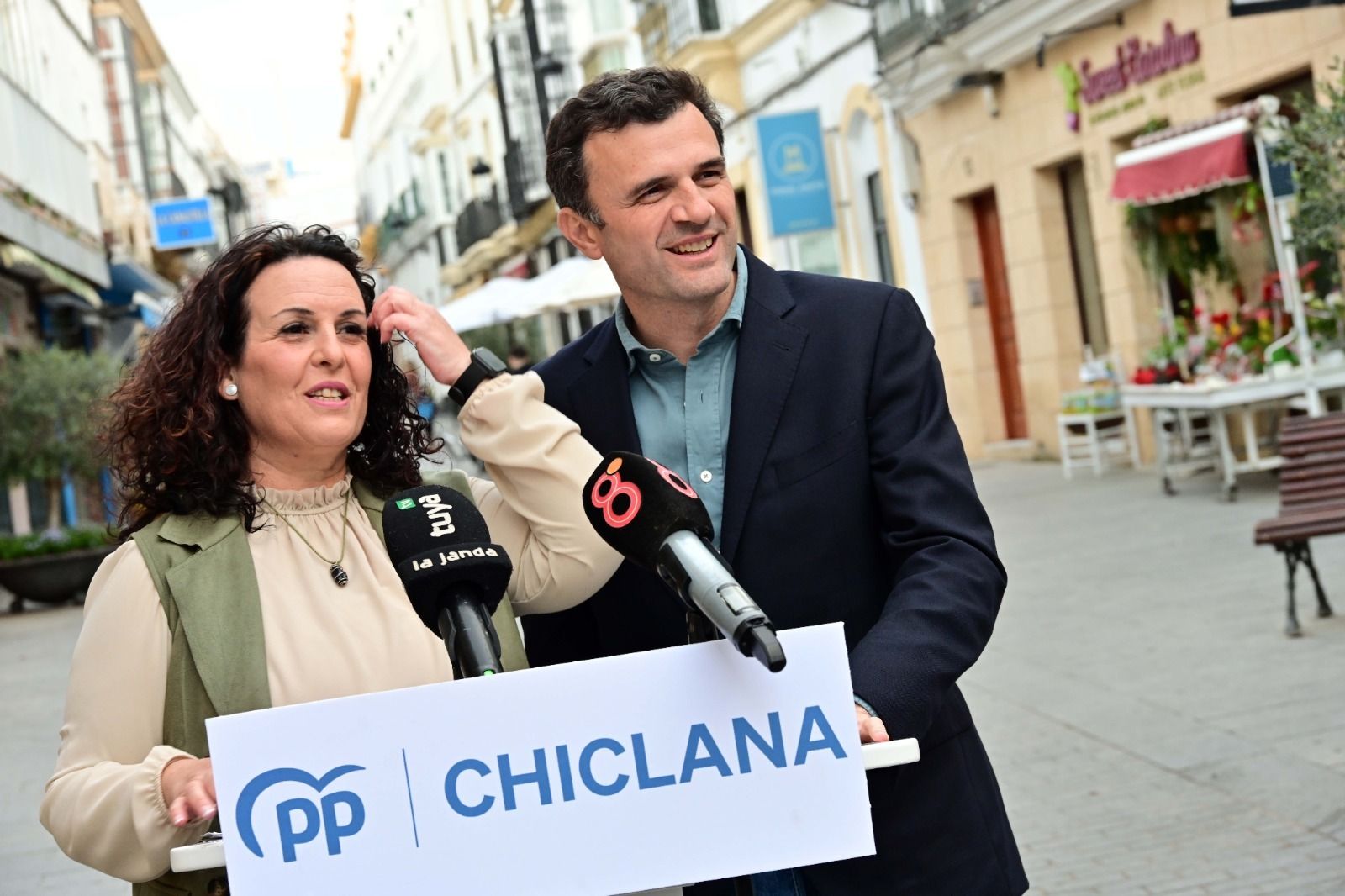 Ascensión Hita, arropada por Bruno García.