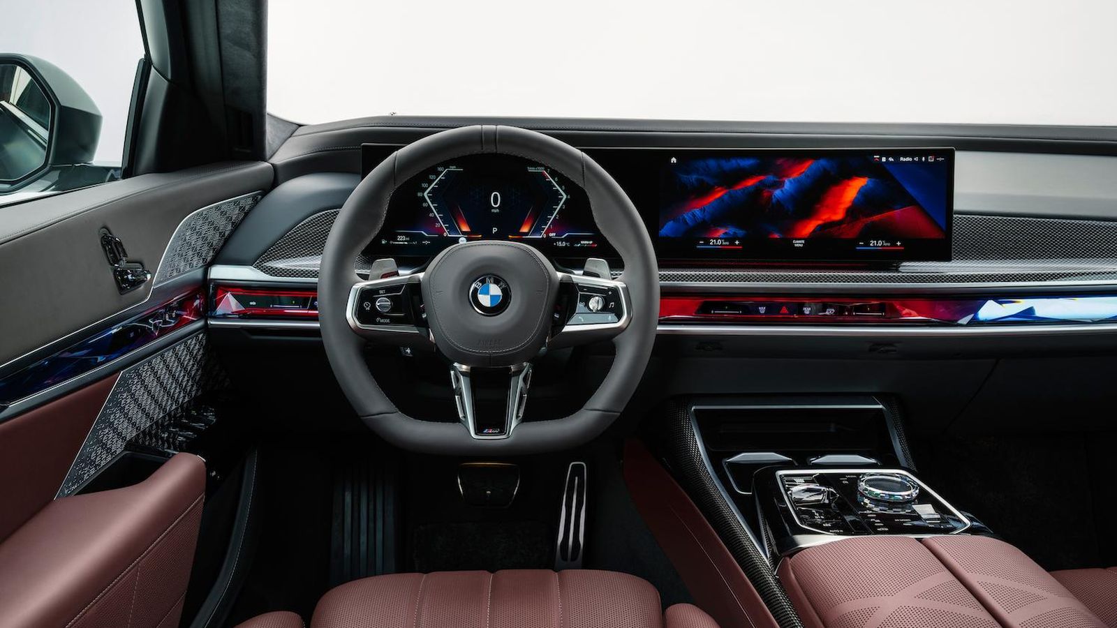 Las pantallas de instrumentación e infoentretenimiento se asocian. El volante y el selector de marchas de la consola central también son de nuevo diseño.