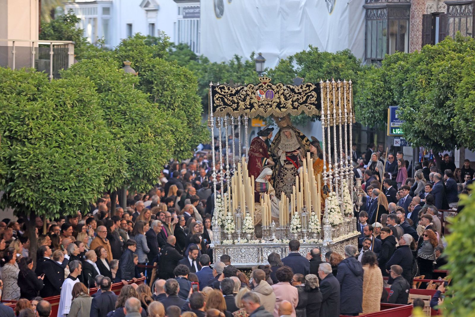 El palio de la Piedad, pasando por carrera oficial el Sábado Santo del año pasado.