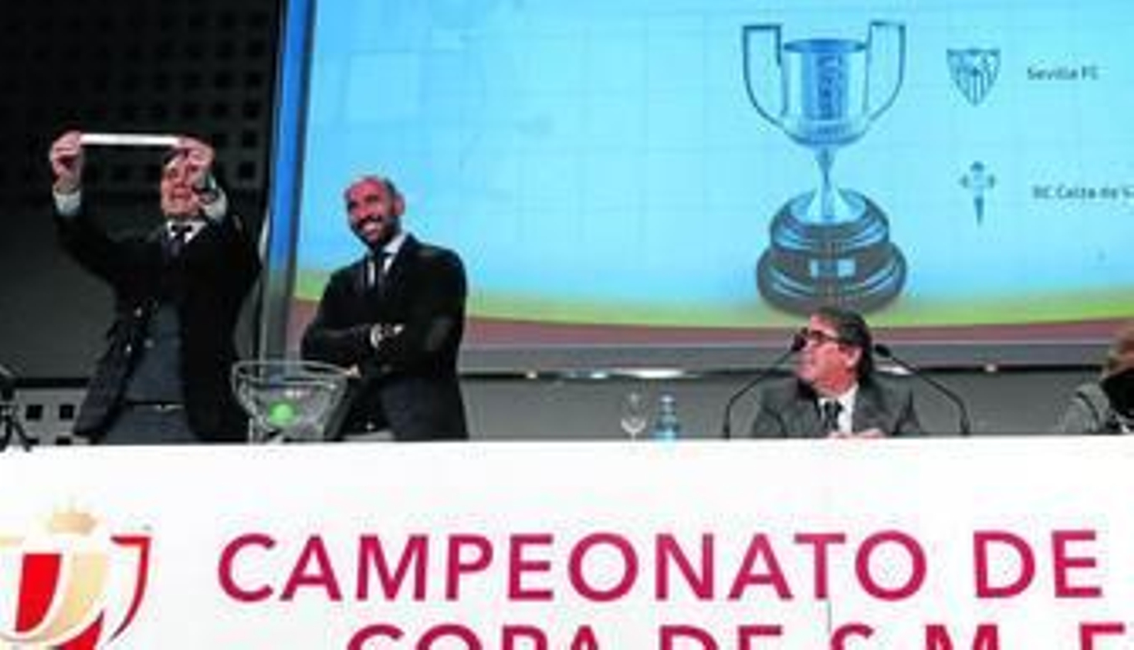 Monchi sonríe abiertamente en el sorteo mientras el periodista Marco Rocha muestra el nombre del Sevilla.