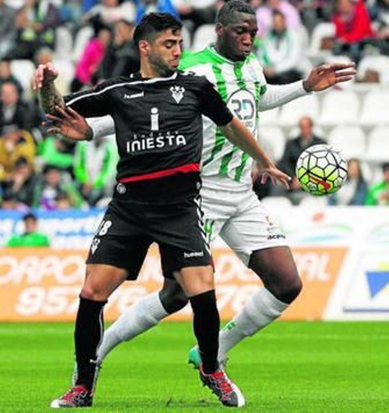 Jonathan Bijimine trata de anticiparse a Jona para hacerse con un balón sin dueño.