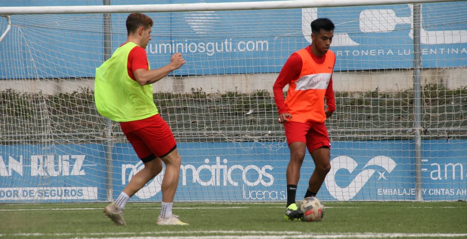 Alan Araiza protege el balón ante Michael Conejero, en un entrenamiento del Ciudad de Lucena.