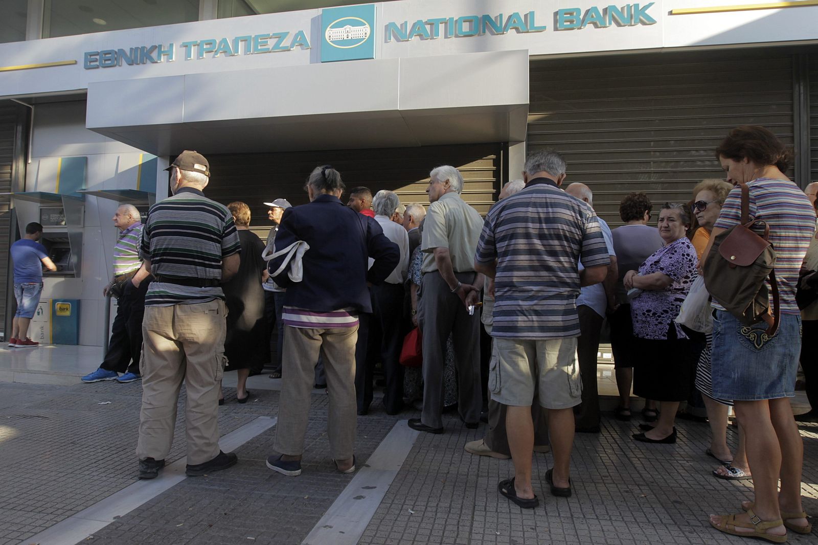 Clientes en la cola del Banco Nacional de Grecia durante el corralito de 2015.