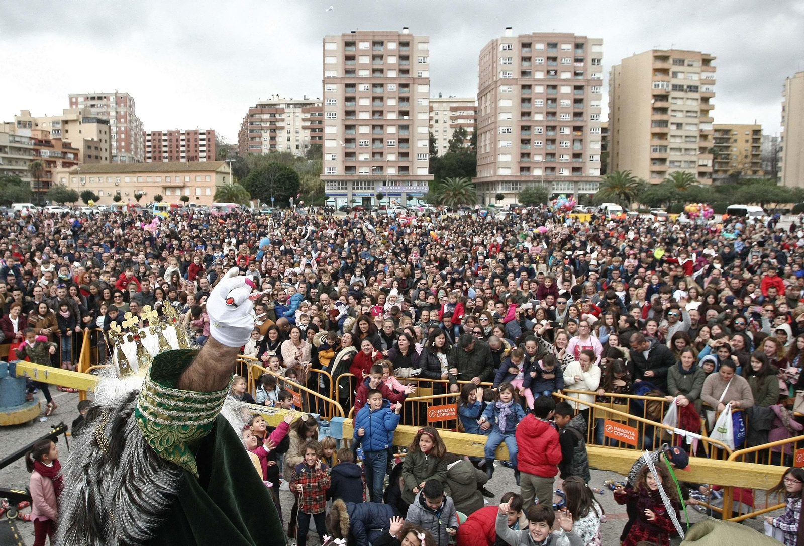El tradicional arrastre de latas en Algeciras