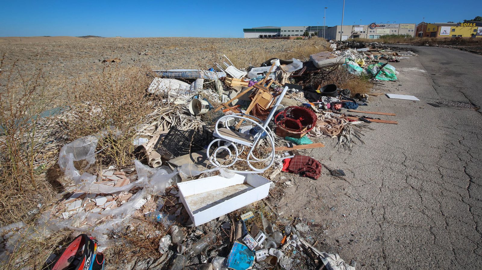 Restos de todo tipo tirados junto al polígono Gualdaquivir.