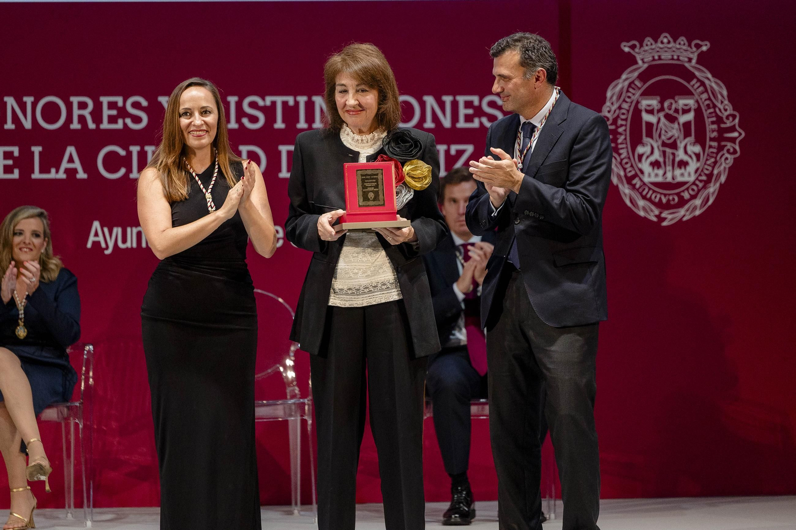 Las imágenes del acto de entrega de los títulos de hijos predilectos y adoptivos y de las medallas de oro de la ciudad.