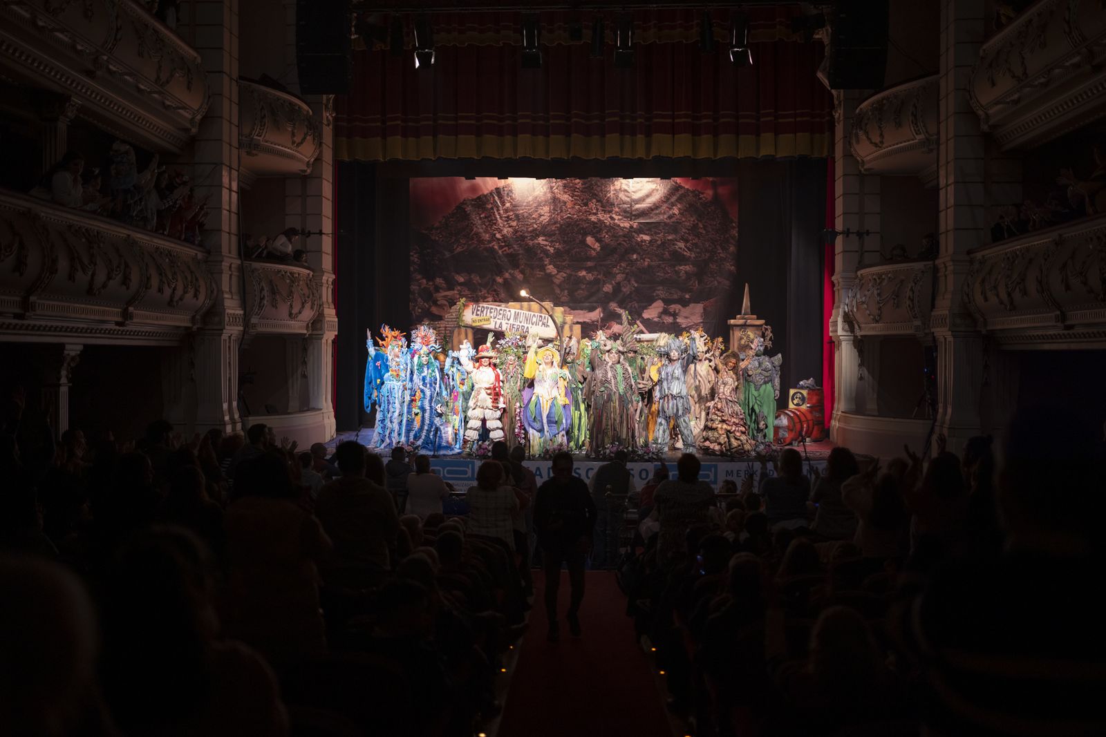 Imágenes de la actuación de la comparsa de Huelva "La vieja verde" en el Carnaval Colombino