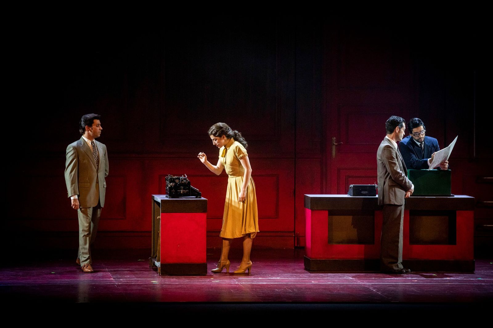 Imágenes del musical 'El tiempo entre costuras' en el Gran Teatro Falla