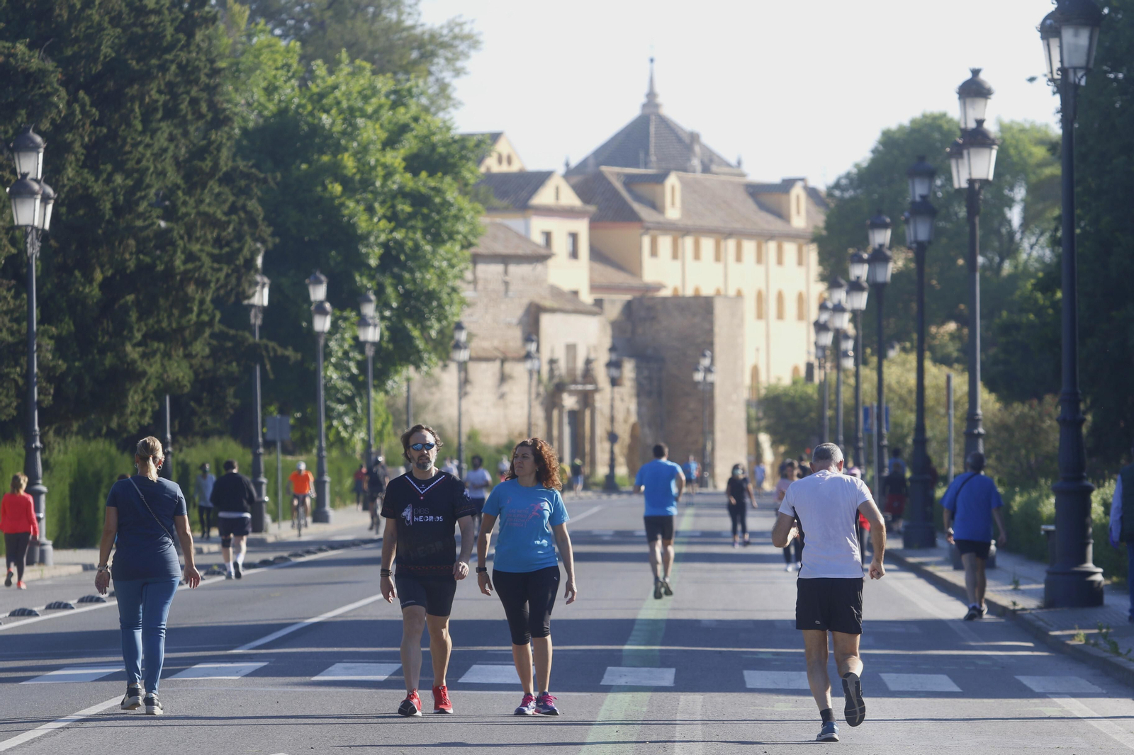 Personas hacen ejercicio por la avenida del Alcázar.