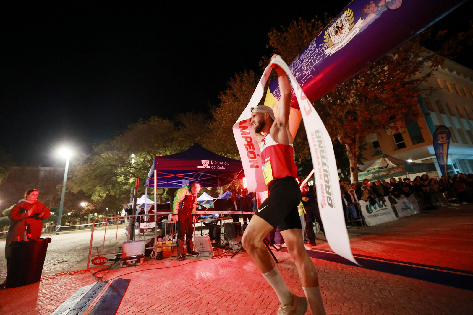 San Silvestre en Cádiz 2023: Las mejores y navideñas imágenes de la carrera