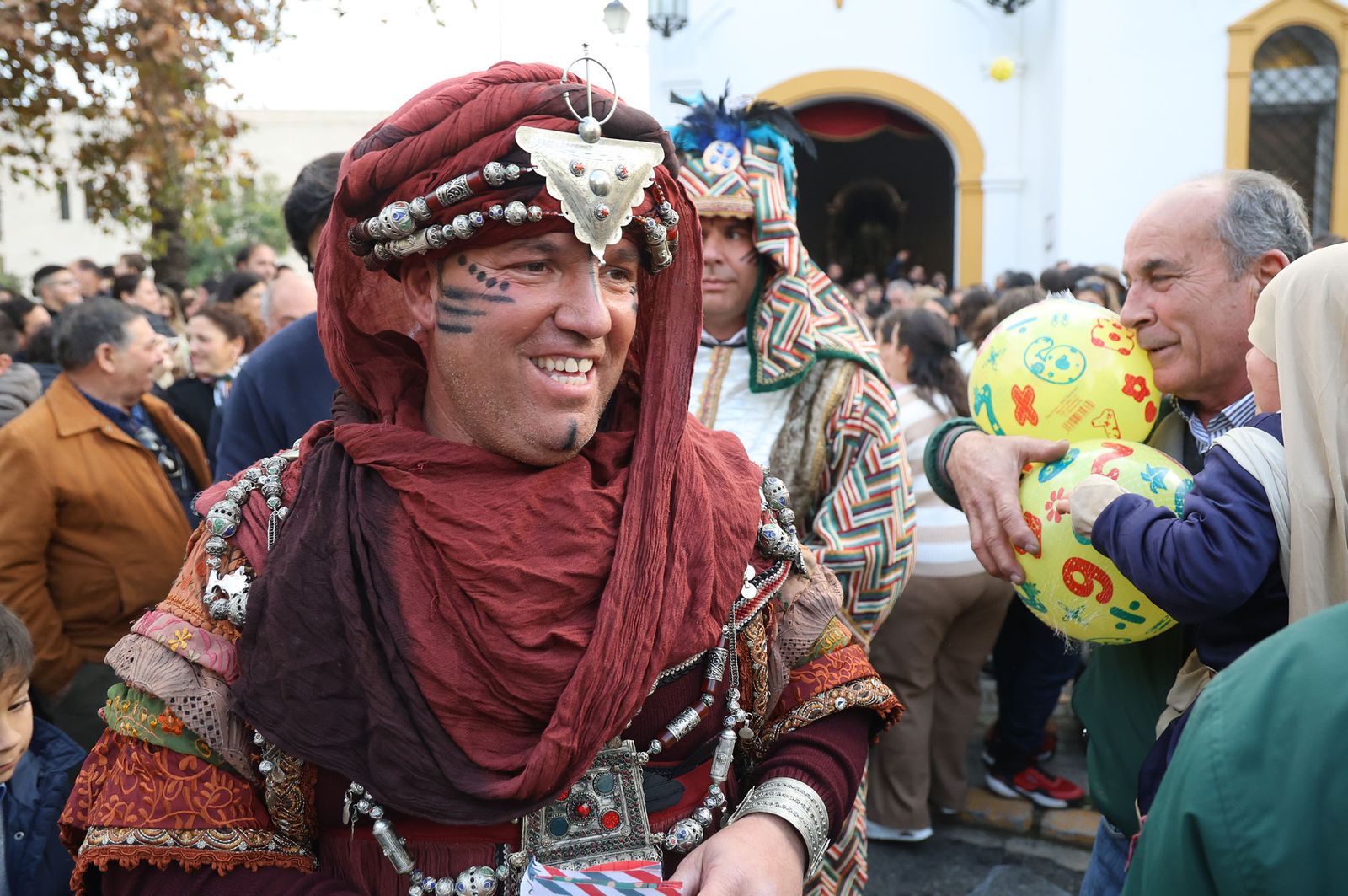 Imágenes del Heraldo Real anunciando la llegada de los Reyes Magos a Huelva