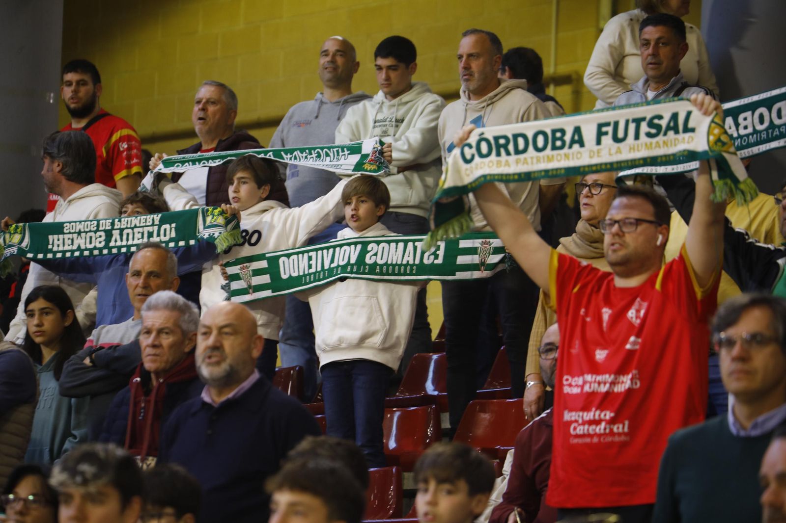 Las mejores fotos del ambiente en Vista Alegre para el Córdoba Futsal - Noia