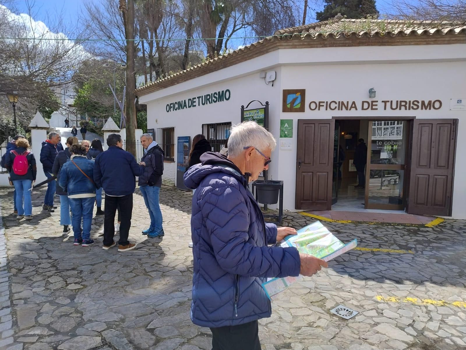 Unos visitantes frente a las puertas de la Oficina de Turismo de la localidad vejeriega.