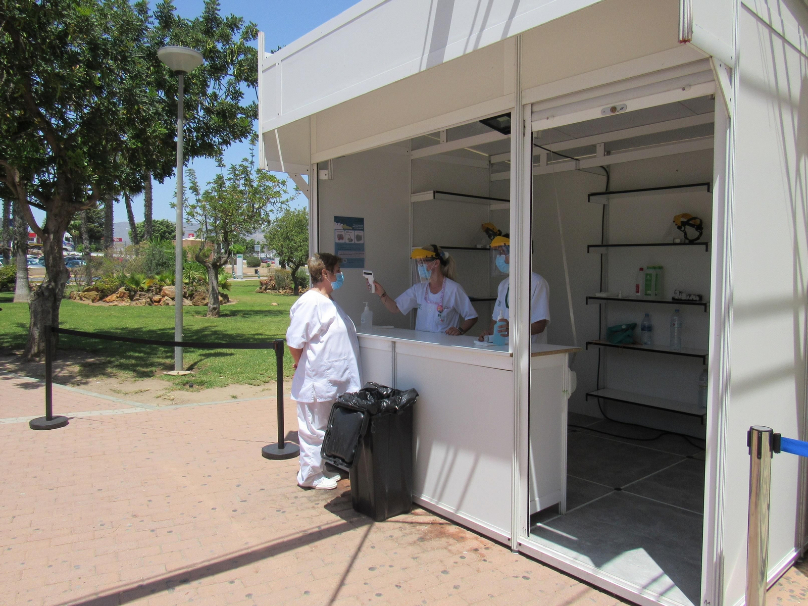 Toma de temperatura corporal en el exterior del Hospital de Poniente, en El Ejido.