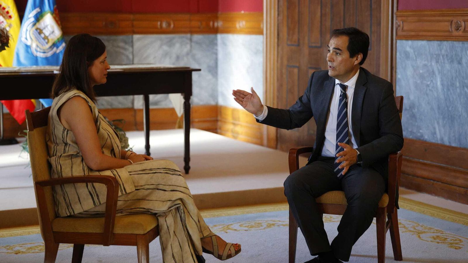 La alcaldesa de San Fernando, Patricia Cavada, y el consejero de Justicia, José Antonio Nieto, durante la reunión que han mantenido en el Ayuntamiento isleño.