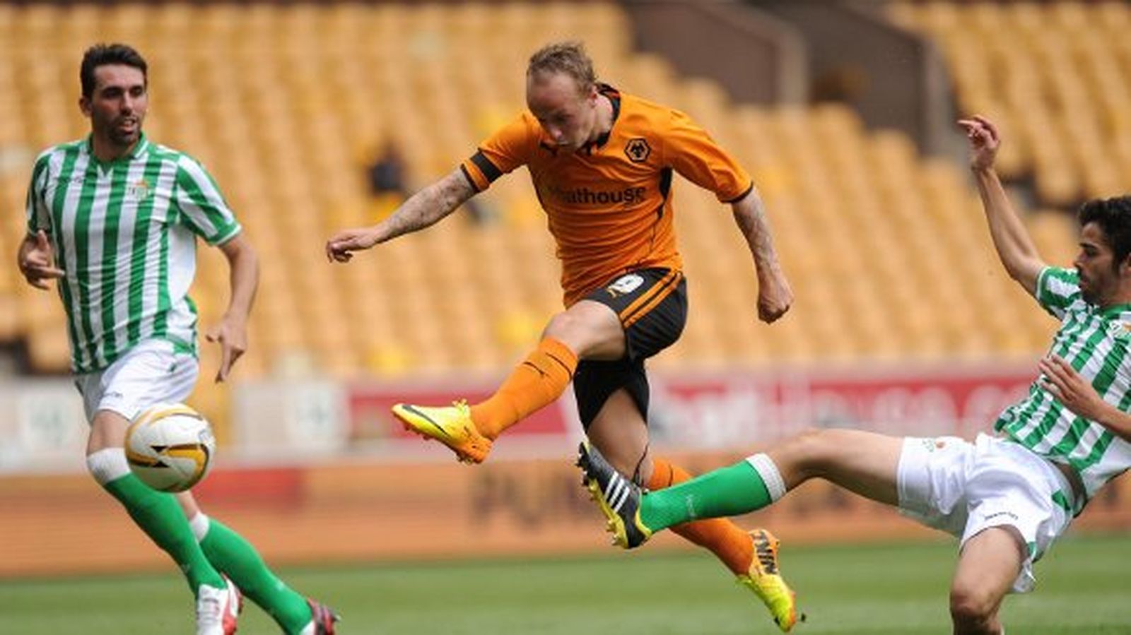 El Betis sufre para ganar al Wolverhampton (2-3)