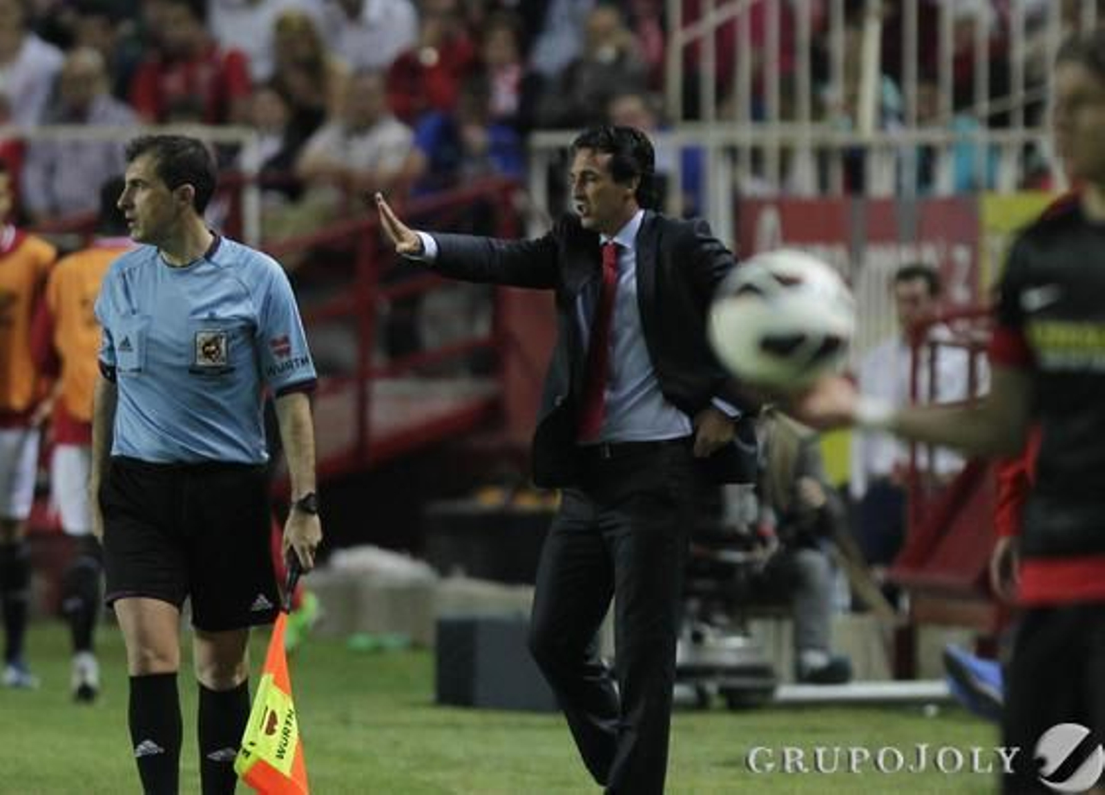 Emery, en un momento del partido contra el Atlético. / Antonio Pizarro