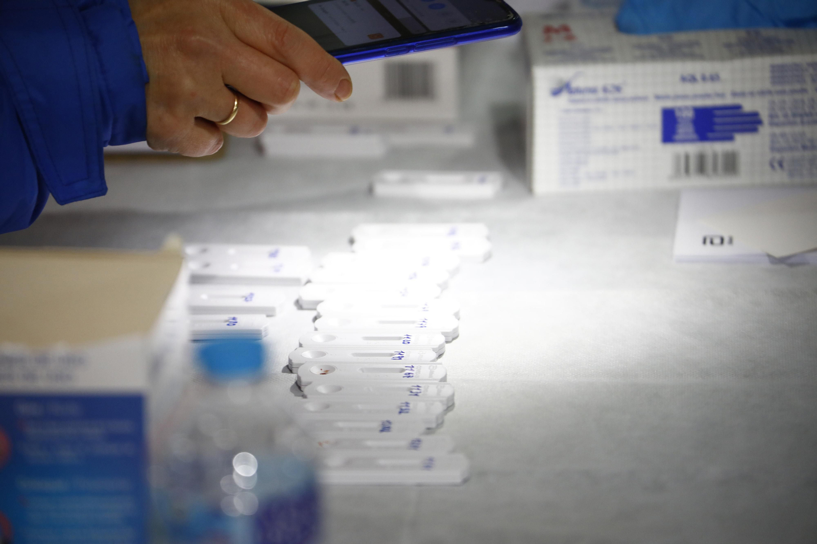 Los test de antígenos al profesorado en Vista Alegre, en fotografías