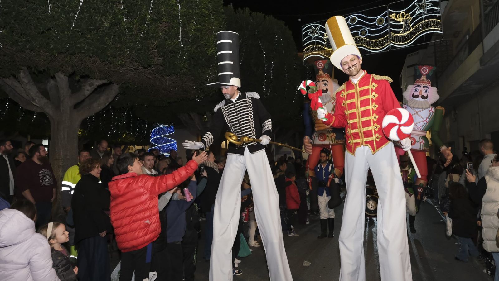 Imágenes de la cabalgata de Huércal de Almería: miles de personas reciben a los Reyes Magos